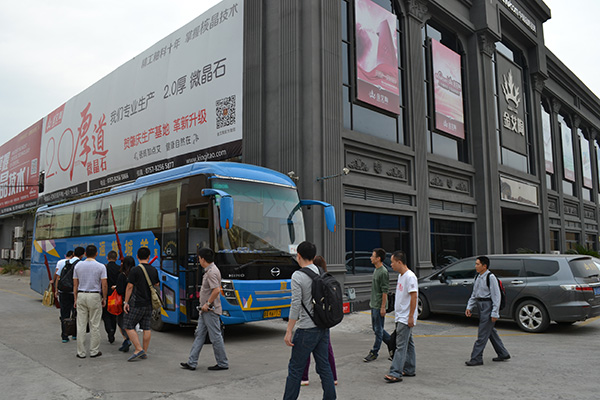 立博ladbrokes员工乘大巴出发前往清远