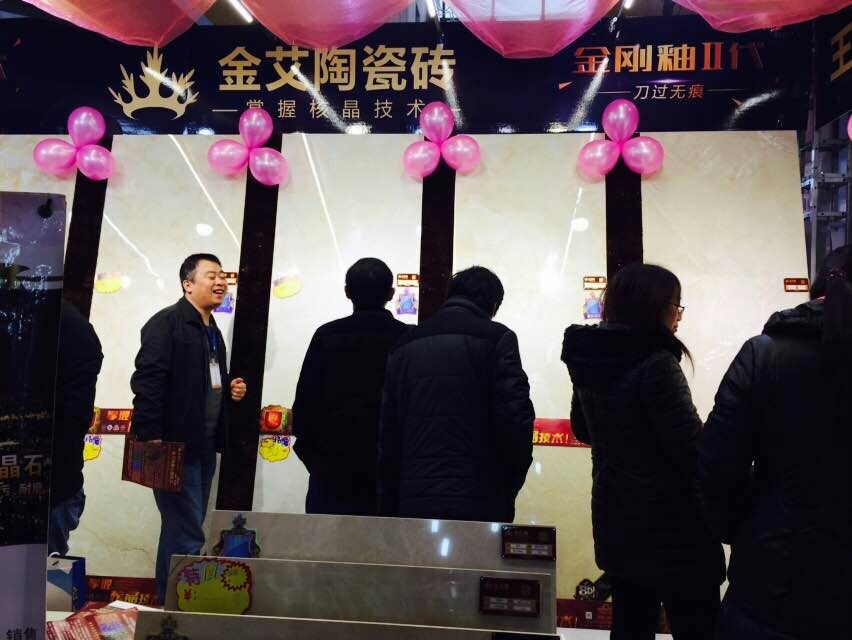 立博ladbrokes瓷砖事情职员与主顾攀谈