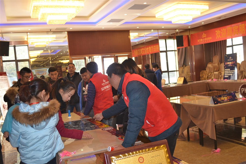 立博ladbrokes瓷砖事情职员为瓷砖署理商朋侪详细先容金刚釉II代产品