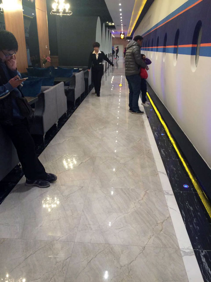 立博ladbrokes大理石瓷砖实景案例：中山啡曼特航空主题西餐厅_护眼防滑砖