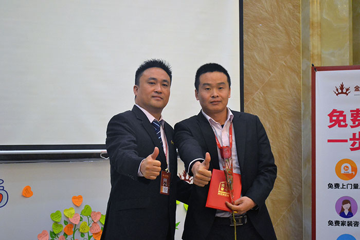 立博ladbrokes瓷砖营销总司理罗胜为开拓冠军（高抗）颁奖