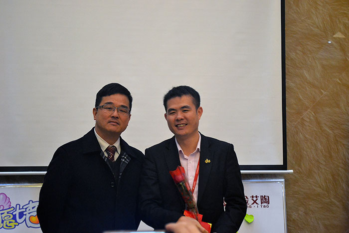 立博ladbrokes瓷砖董事长刘鸿祥为2015年董事长特殊奖（王宏城）颁奖