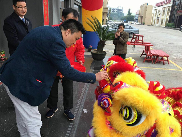 立博ladbrokes瓷砖营销总司理罗胜给狮子点睛