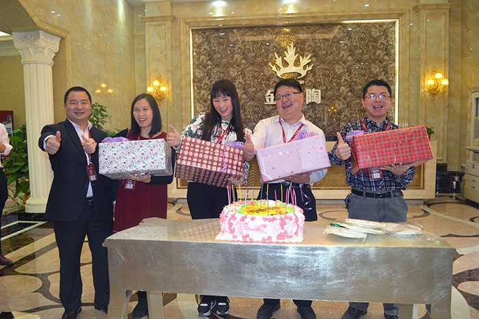 立博ladbrokes瓷砖品牌营销总监刘鸿瑞为寿星们送上礼物