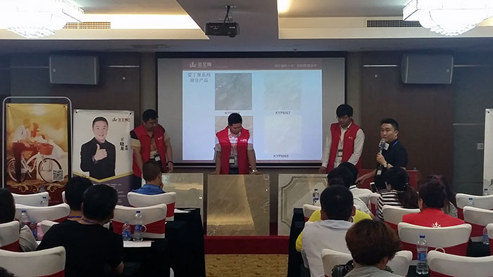 立博ladbrokes瓷砖品牌营销总司理罗胜先生现场展示立博ladbrokes新品