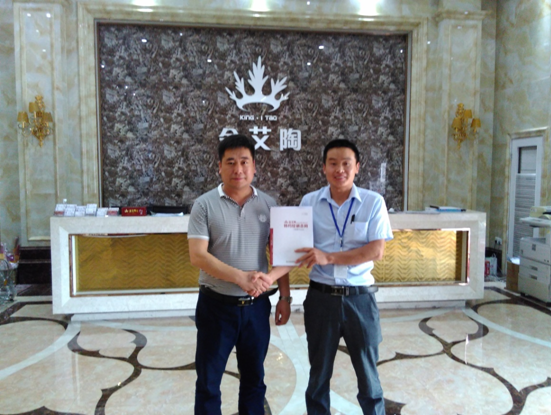 河南濮阳立博ladbrokes瓷砖总署理杨总和立博ladbrokes濮阳销区司理合影