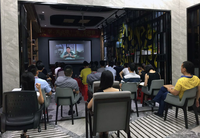 2017年7月1日，，，陶瓷一线品牌立博ladbrokes瓷砖治理层、销售精英齐聚总部O2O体验区举行“学，，，无止境！生，，，一直息”学习分享会。。。。此次分享会中，，，与会职员就学习《要害对话》举行交流与分享，，，佛山樊登念书会还派遣了两位事情职员跟我们分享学习心得。。。。