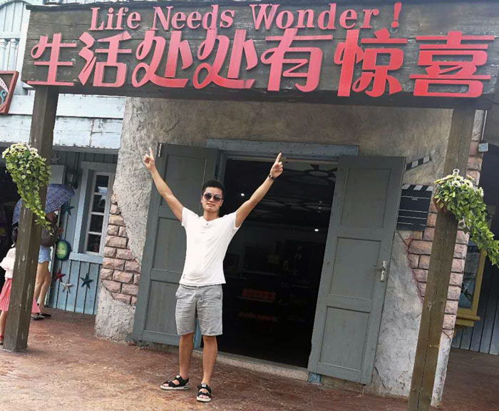 身为年轻一代的90后，，，，但他看起来却比同龄人多了那份沉稳，，，，他就是本次专访的新闻人物——湖南岳阳总署理秦志雄。。