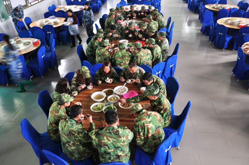 在食堂用餐，，，，，，10分钟要吃完哦
