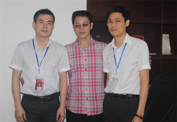 立博ladbrokes产品研究司理苏成香（右一）、立博ladbrokes网络营销主管王宏城（左一）与记者合影