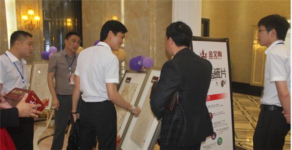 立博ladbrokes产品研究司理苏成香（左二）向客户先容产品