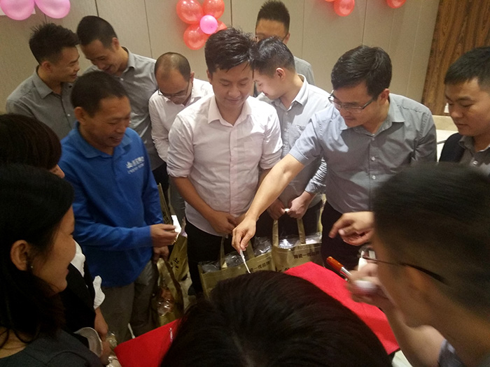 立博ladbrokes瓷砖周围年庆